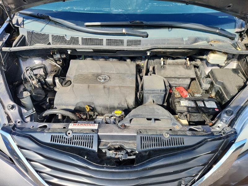 52764816 :رقم المزاد ، 5TDKK3DC5BS137122 vin ، 2011 Toyota Sienna مزاد بيع