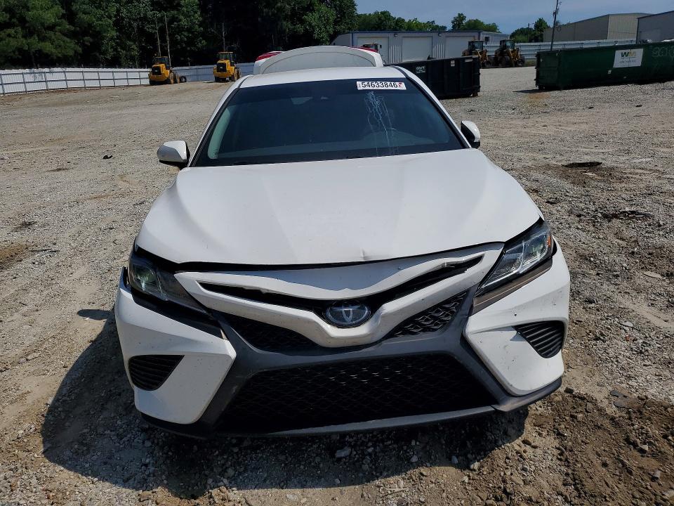 54633846 :رقم المزاد ، 4T1B11HK4JU101470 vin ، 2018 Toyota Camry مزاد بيع