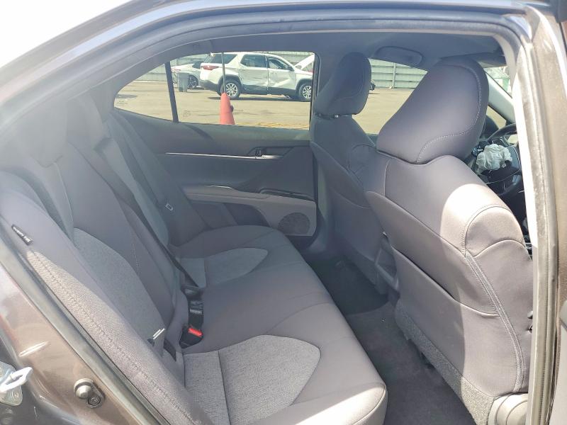 52733896 :رقم المزاد ، 4T1C11AK6MU490678 vin ، 2021 Toyota Camry مزاد بيع