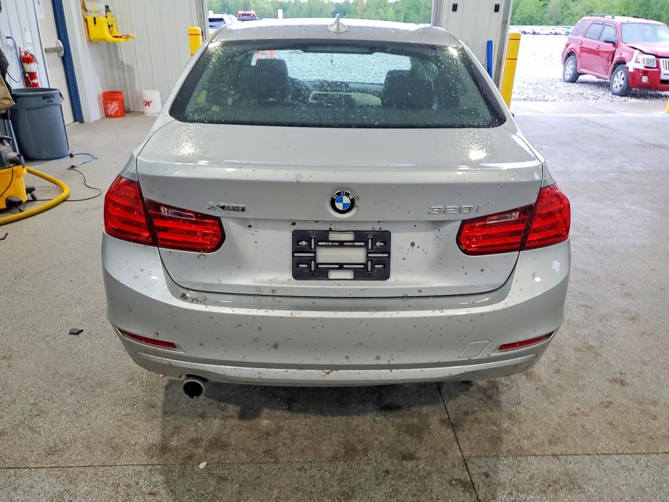 54677916 :رقم المزاد ، WBA3C3G50FNS75092 vin ، 2015 Bmw 320 مزاد بيع