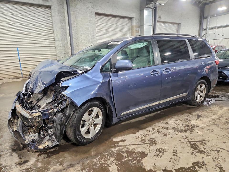52366096 :رقم المزاد ، 5TDKK3DC3GS737404 vin ، 2016 Toyota Sienna مزاد بيع