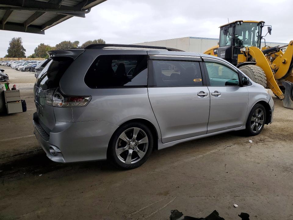 52942606 :رقم المزاد ، 5TDXZ3DCXHS877632 vin ، 2017 Toyota Sienna مزاد بيع