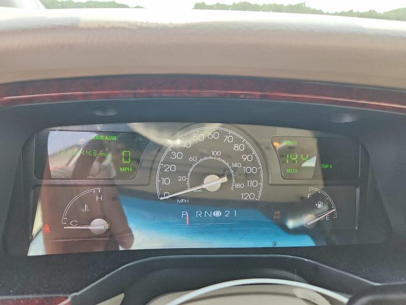 2003 Lincoln Town Car მანქანა იყიდება აუქციონზე, vin: 1LNHM81W13Y692120, აუქციონის ნომერი: 53987456