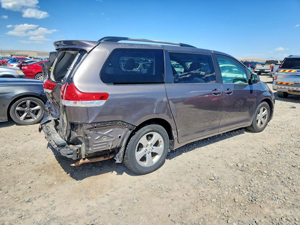 55182186 :رقم المزاد ، 5TDKK3DC1BS076710 vin ، 2011 Toyota Sienna مزاد بيع