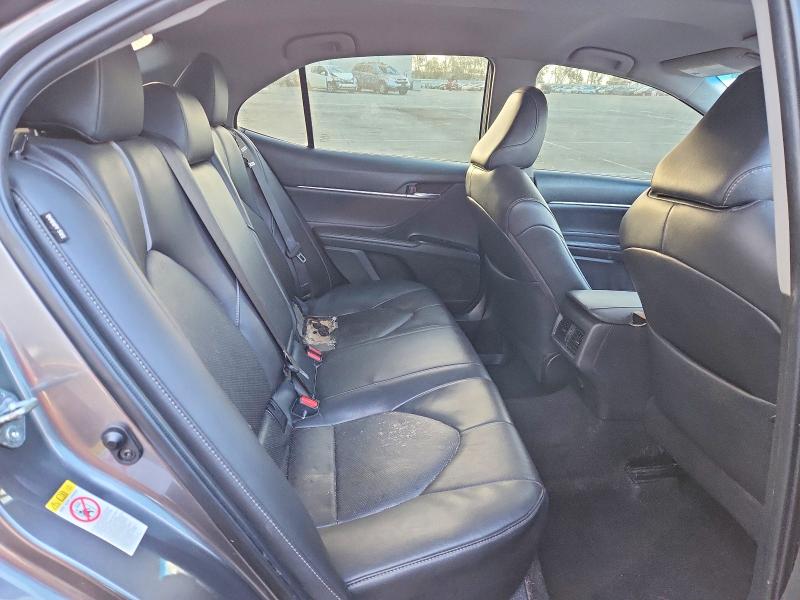 54690426 :رقم المزاد ، 4T1B61HK6JU105862 vin ، 2018 Toyota Camry مزاد بيع