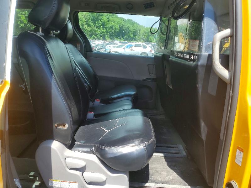 55365836 :رقم المزاد ، 5TDZZ3DC6HS875823 vin ، 2017 Toyota Sienna مزاد بيع