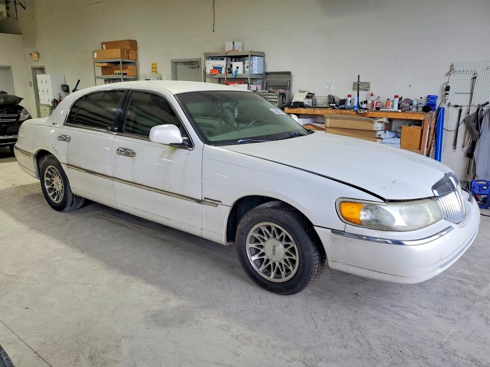 54022106 :رقم المزاد ، 1LNHM82W52Y640311 vin ، 2002 Lincoln Town Car مزاد بيع