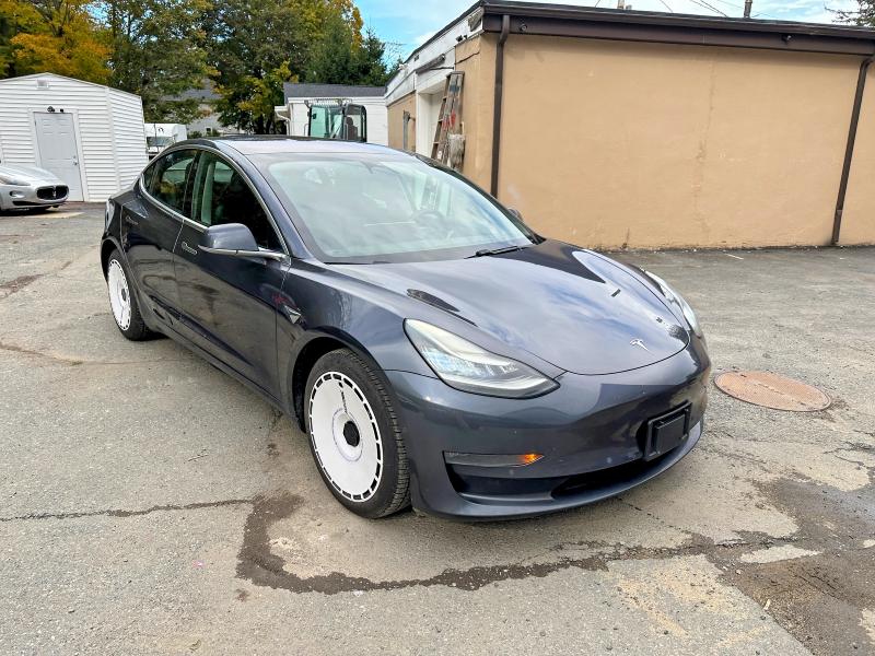 52305376 :رقم المزاد ، 5YJ3E1EB1JF119421 vin ، 2018 Tesla Model 3 مزاد بيع