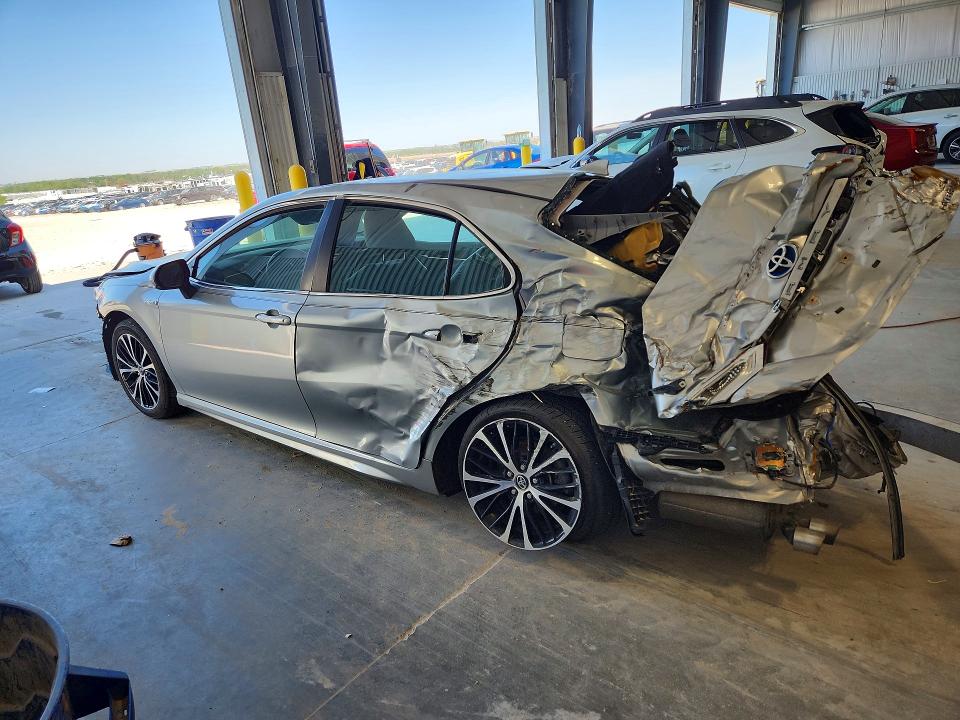 52078956 :رقم المزاد ، 4T1B21HK8JU002924 vin ، 2018 Toyota Camry Hybrid مزاد بيع