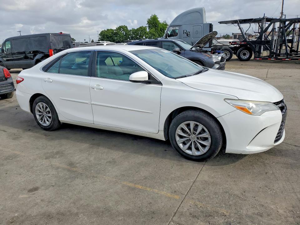 55171756 :رقم المزاد ، 4T1BF1FKXFU104952 vin ، 2015 Toyota Camry مزاد بيع