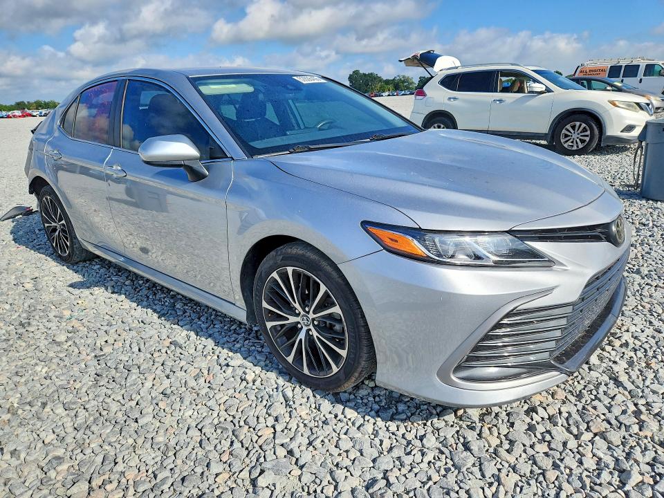 52806406 :رقم المزاد ، 4T1C11AK5NU648008 vin ، 2022 Toyota Camry مزاد بيع