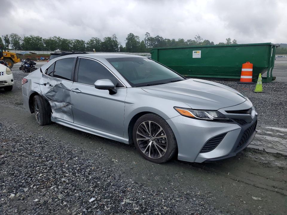 54825266 :رقم المزاد ، 4T1B11HK5JU101803 vin ، 2018 Toyota Camry مزاد بيع