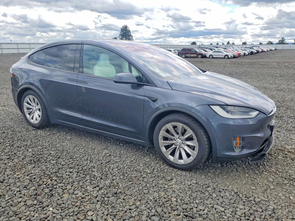 53252066 :رقم المزاد ، 5YJXCBE21JF090385 vin ، 2018 Tesla Model X مزاد بيع