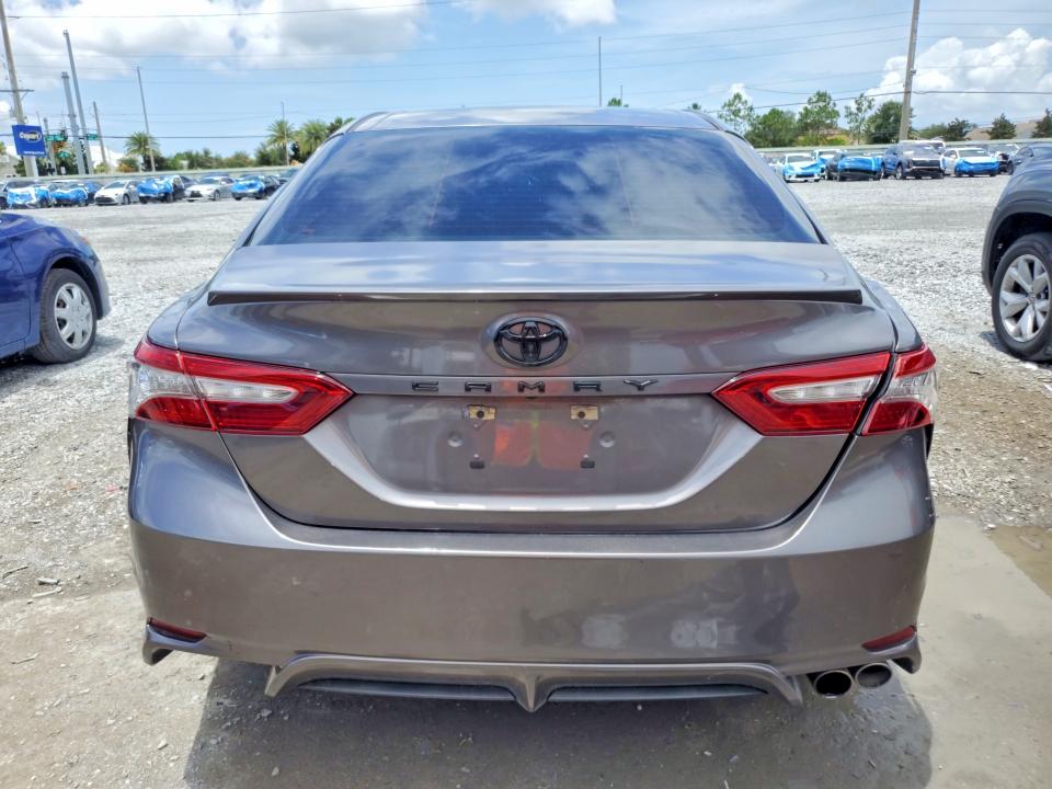 55224266 :رقم المزاد ، 4T1B11HK5JU576643 vin ، 2018 Toyota Camry مزاد بيع