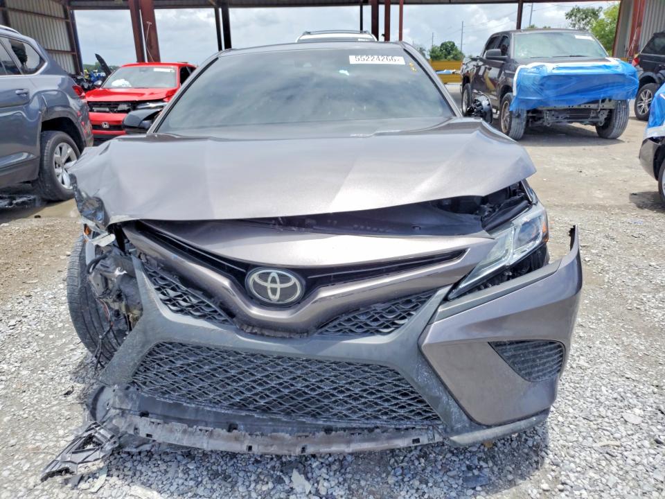 55224266 :رقم المزاد ، 4T1B11HK5JU576643 vin ، 2018 Toyota Camry مزاد بيع