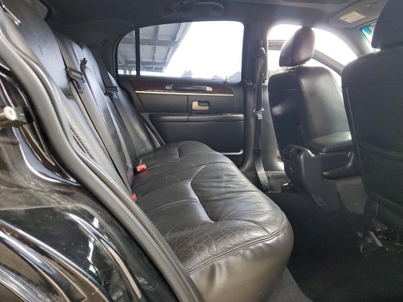 55561226 :رقم المزاد ، 1LNHM82W26Y646556 vin ، 2006 Linc Town Car مزاد بيع