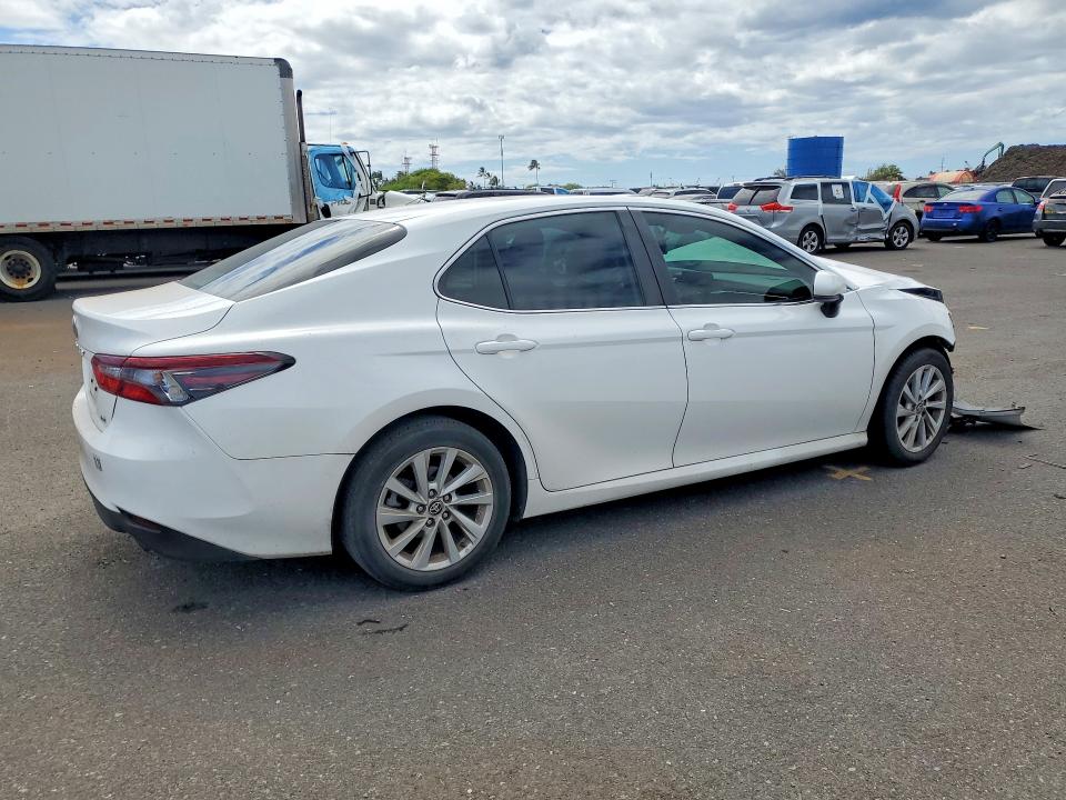 55643906 :رقم المزاد ، 4T1C11AK6NU064135 vin ، 2022 Toyota Camry مزاد بيع