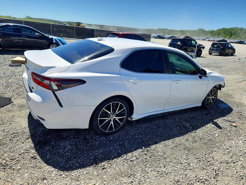 53197856 :رقم المزاد ، 4T1G11AKXMU545974 vin ، 2021 Toyota Camry مزاد بيع