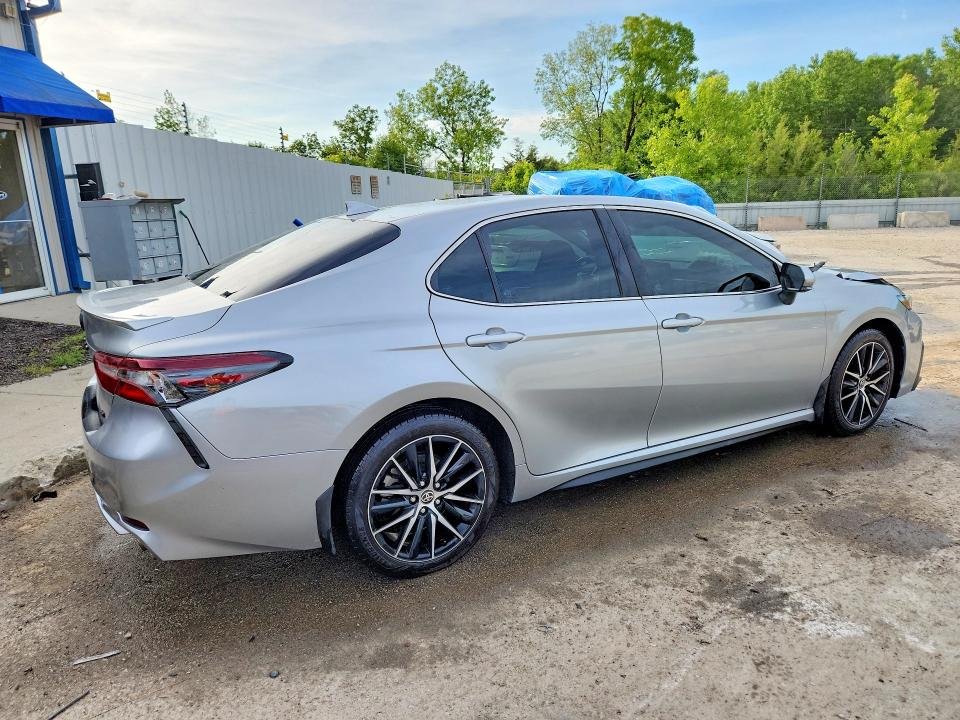 53656506 :رقم المزاد ، 4T1G11AK3MU418502 vin ، 2021 Toyota Camry مزاد بيع