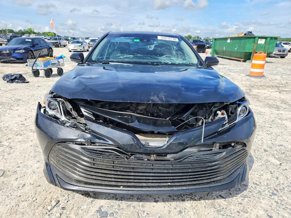 55010736 :رقم المزاد ، 4T1B11HK2JU629671 vin ، 2018 Toyota Camry مزاد بيع