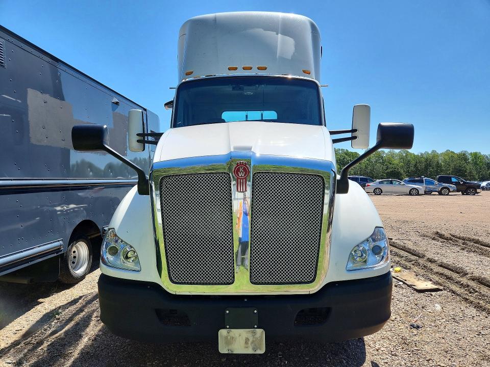 55590246 :رقم المزاد ، 1XKYA48X6HJ160323 vin ، 2017 Kenworth Construction مزاد بيع