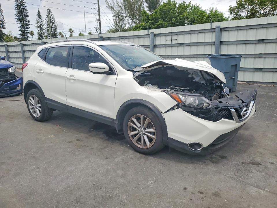 51512586 :رقم المزاد ، JN1BJ1CRXHW105808 vin ، 2017 Nissan Rogue Sport مزاد بيع