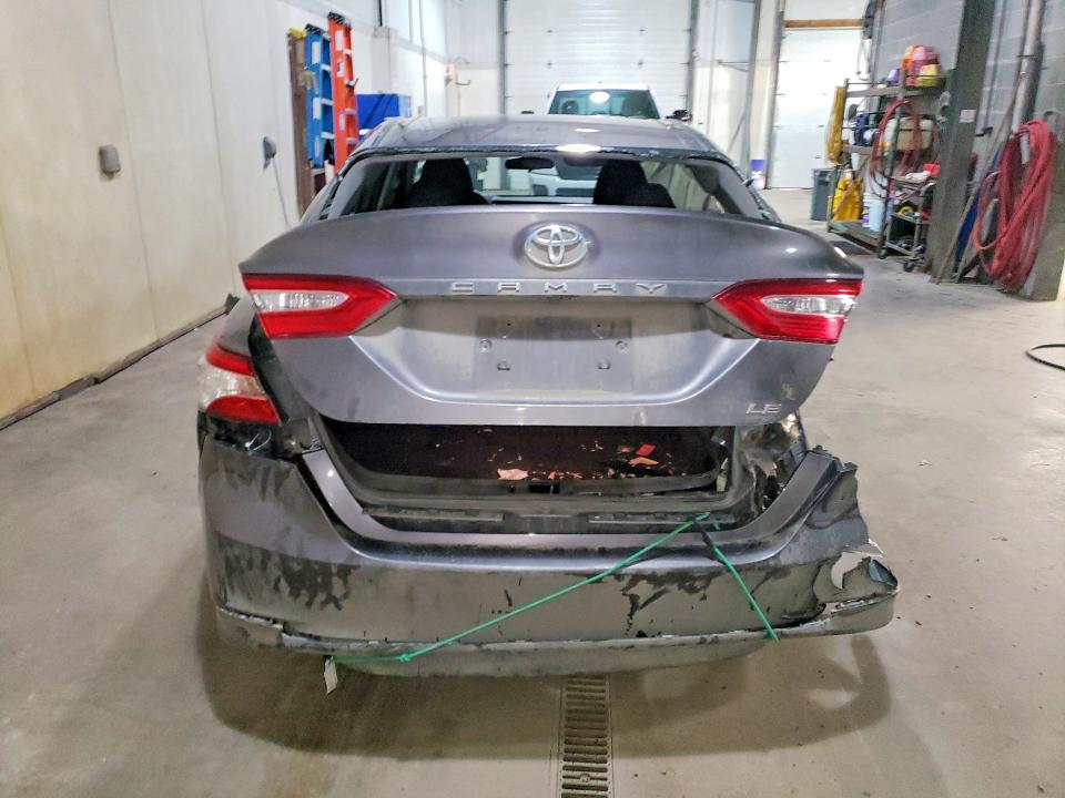 54481936 :رقم المزاد ، 4T1B11HK9JU608347 vin ، 2018 Toyota Camry مزاد بيع