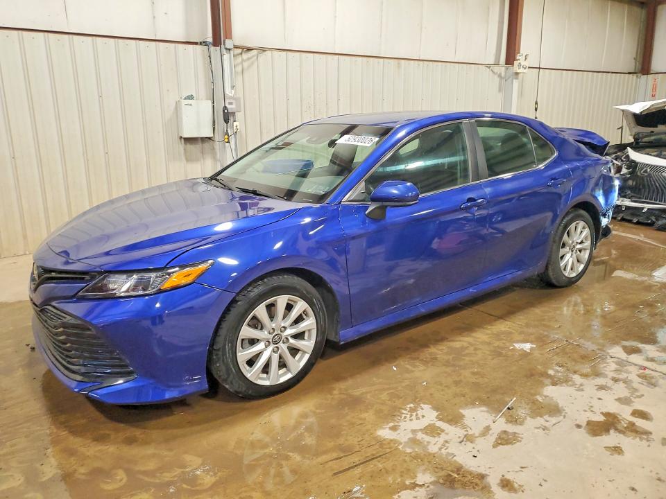 52930026 :رقم المزاد ، 4T1B11HK0JU606082 vin ، 2018 Toyota Camry مزاد بيع