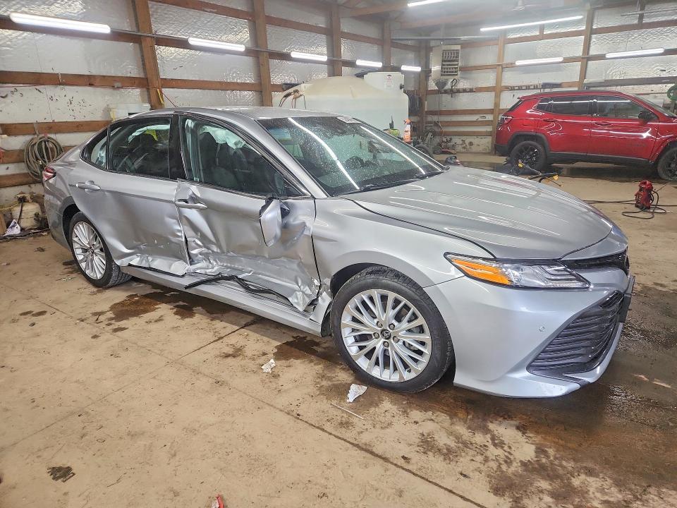 52488656 :رقم المزاد ، 4T1B11HK2JU139134 vin ، 2018 Toyota Camry مزاد بيع