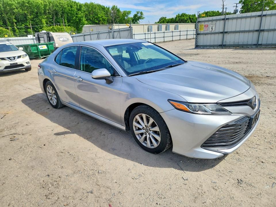 52054016 :رقم المزاد ، 4T1B11HK5KU226589 vin ، 2019 Toyota Camry مزاد بيع