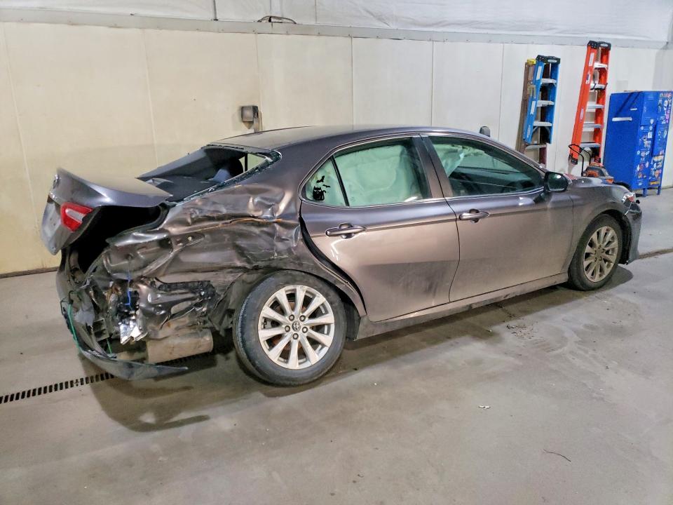 54481936 :رقم المزاد ، 4T1B11HK9JU608347 vin ، 2018 Toyota Camry مزاد بيع