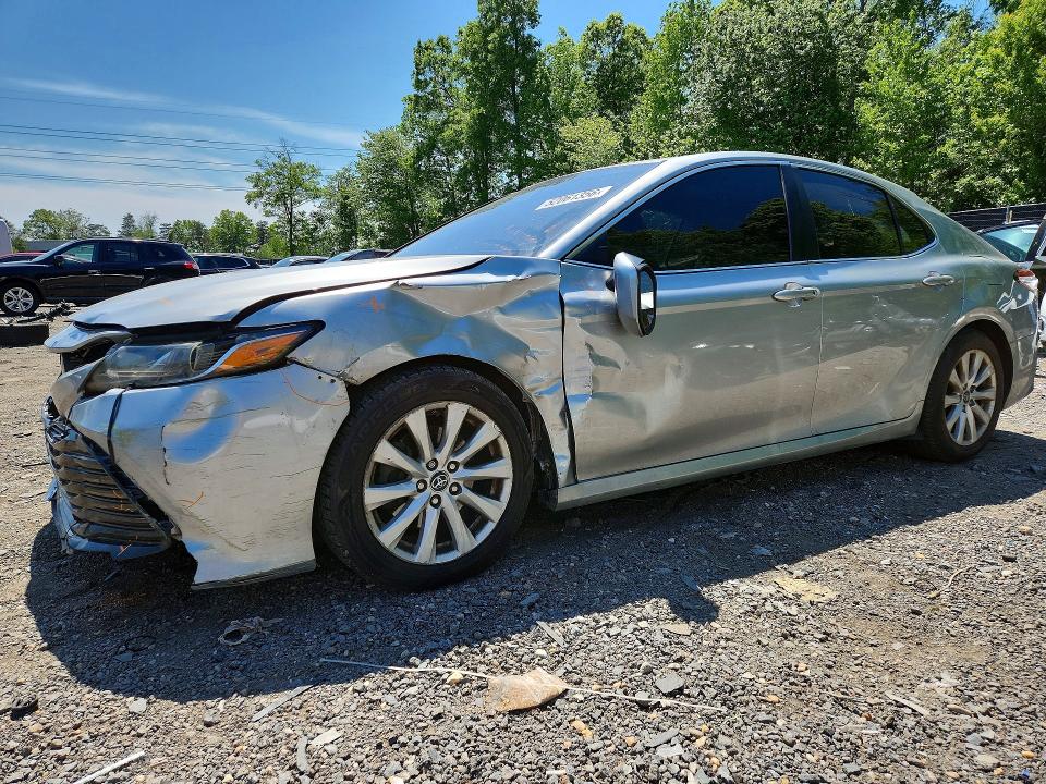 52061356 :رقم المزاد ، 4T1B11HK6JU593094 vin ، 2018 Toyota Camry مزاد بيع