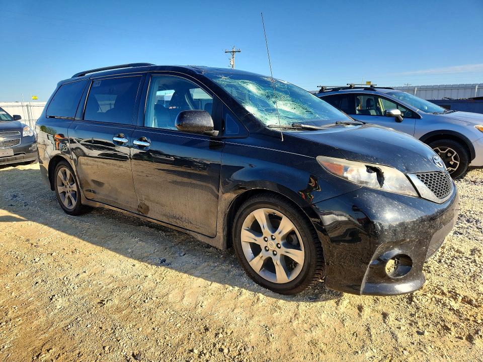 52269646 :رقم المزاد ، 5TDXK3DC5DS383970 vin ، 2013 Toyota Sienna مزاد بيع