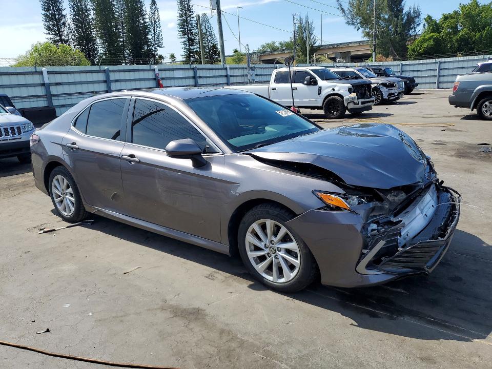 52733896 :رقم المزاد ، 4T1C11AK6MU490678 vin ، 2021 Toyota Camry مزاد بيع