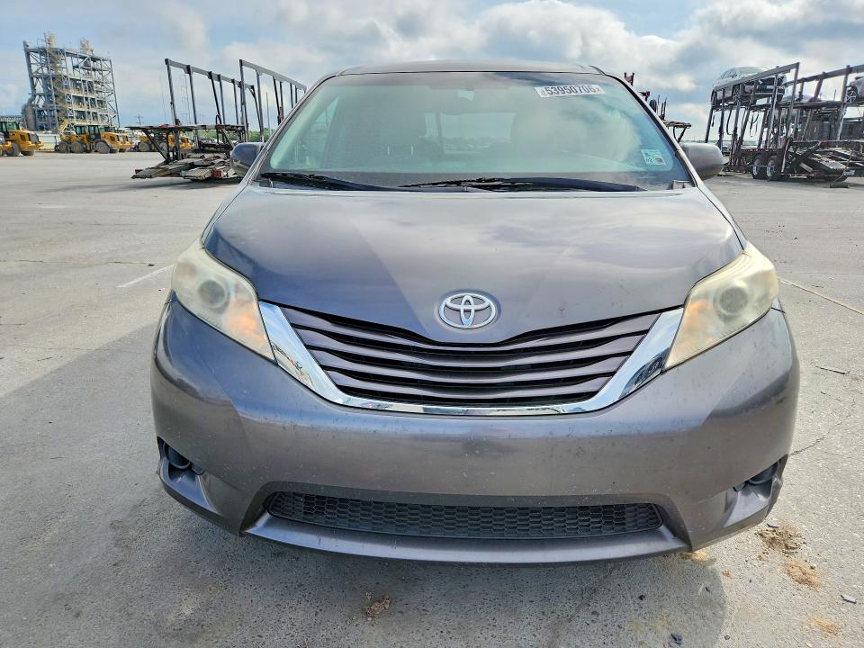53950706 :رقم المزاد ، 5TDKZ3DC8HS841903 vin ، 2017 Toyota Sienna مزاد بيع
