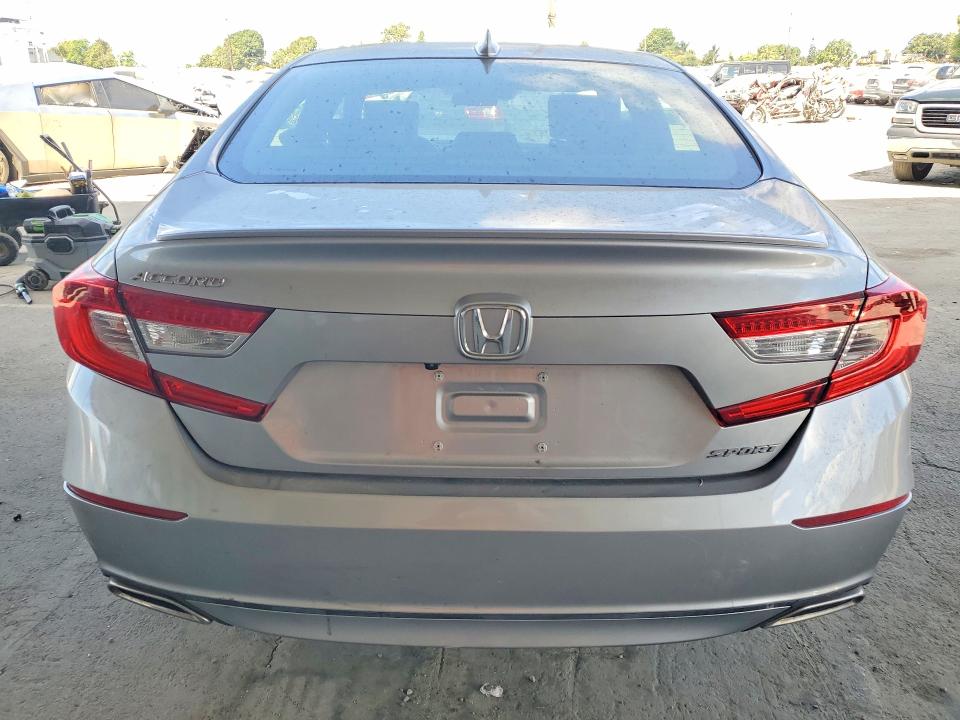 55615896 :رقم المزاد ، 1HGCV1F3XJA252535 vin ، 2018 Honda Accord مزاد بيع