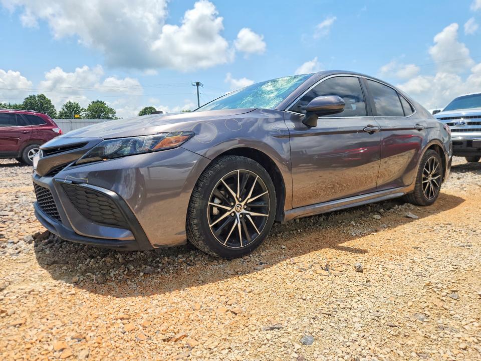 55089616 :رقم المزاد ، 4T1G11AK6MU409213 vin ، 2021 Toyota Camry مزاد بيع