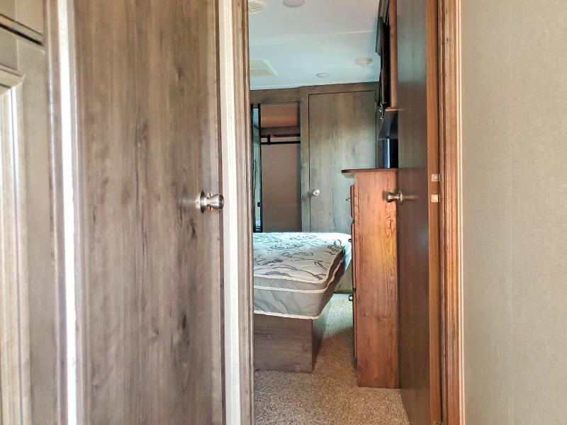 2019 Keystone Rv Montana Fifth Wheel მანქანა იყიდება აუქციონზე, vin: 4YDF30523KA740826, აუქციონის ნომერი: 55113136