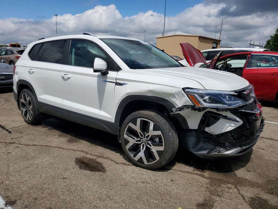 52061196 :رقم المزاد ، 3VV2X7B2XNM017549 vin ، 2022 Volkswagen Taos مزاد بيع