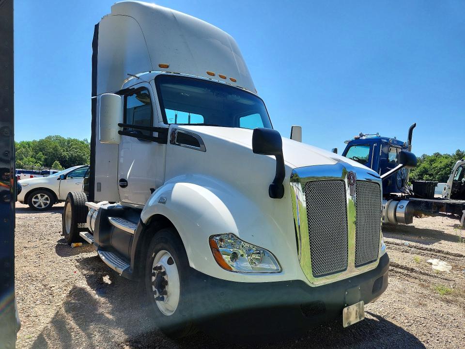 55590246 :رقم المزاد ، 1XKYA48X6HJ160323 vin ، 2017 Kenworth Construction مزاد بيع