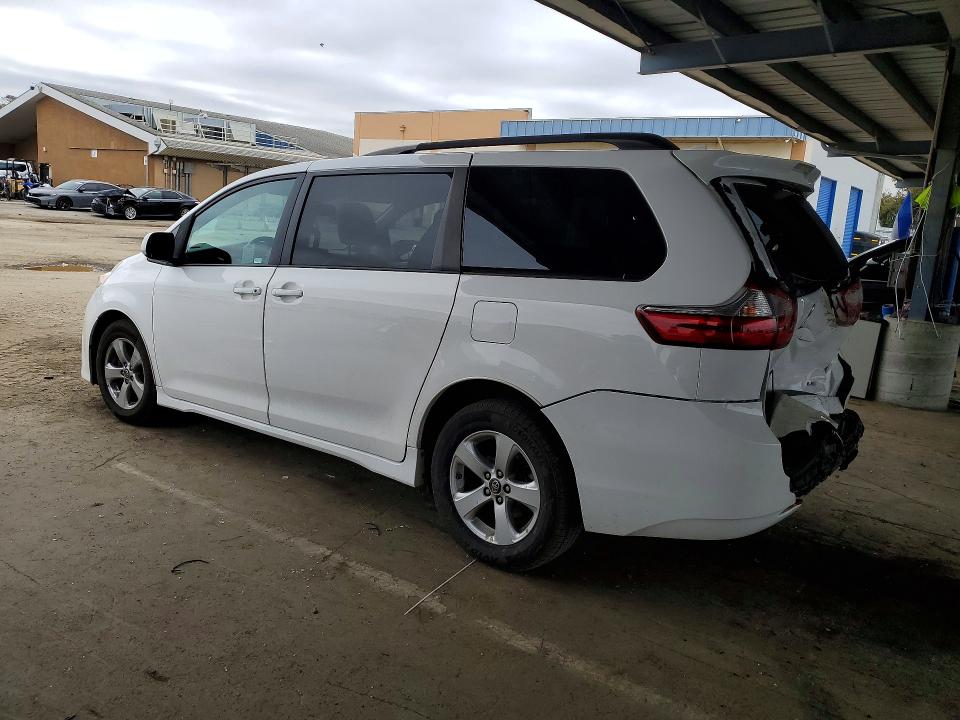 52721196 :رقم المزاد ، 5TDKZ3DC7JS927497 vin ، 2018 Toyota Sienna مزاد بيع