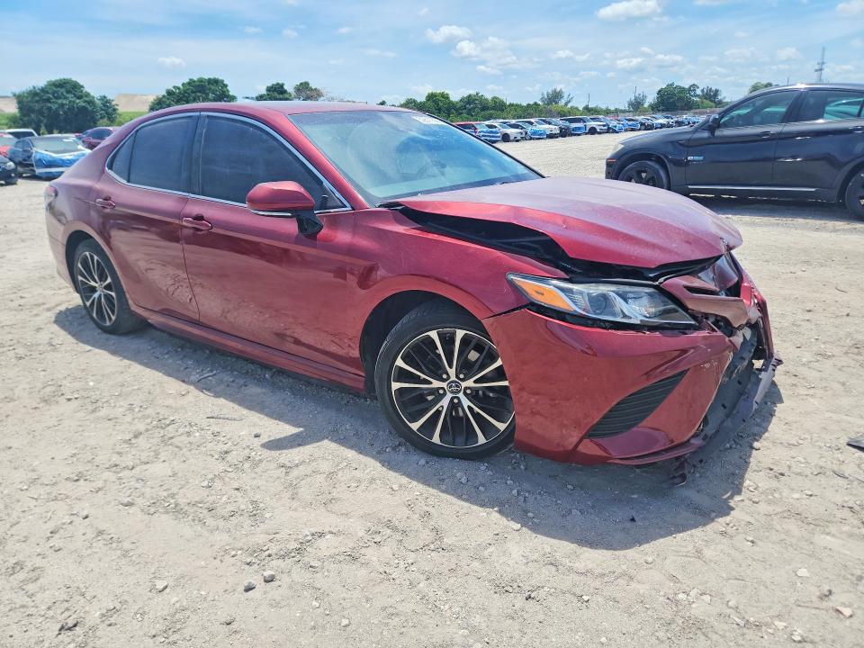 52611626 :رقم المزاد ، 4T1B11HK0JU553660 vin ، 2018 Toyota Camry مزاد بيع