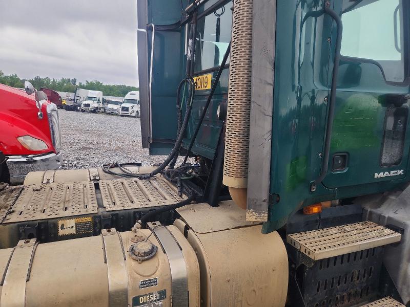 52597026 :رقم المزاد ، 1M1AW01X0FM006977 vin ، 2015 Mack 600 مزاد بيع