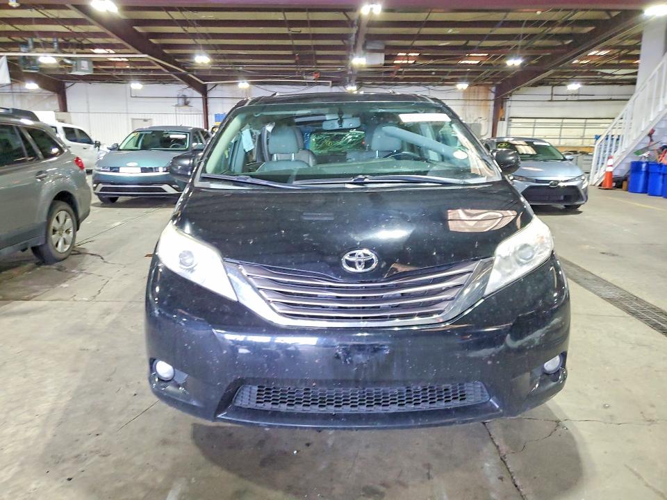 52729746 :رقم المزاد ، 5TDYK3DC6FS688000 vin ، 2015 Toyota Sienna مزاد بيع