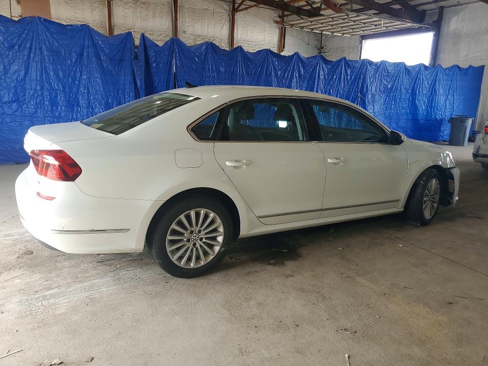 55390826 :رقم المزاد ، 1VWBT7A30HC012075 vin ، 2017 Volkswagen Passat مزاد بيع