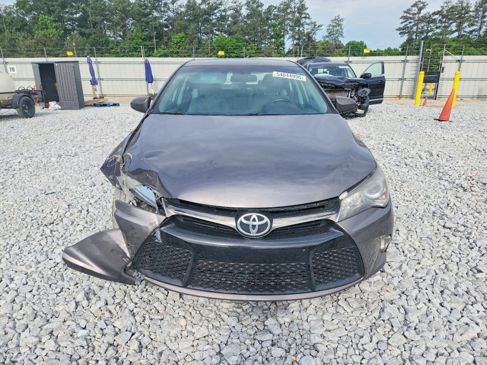 54044996 :رقم المزاد ، 4T1BF1FK6FU075823 vin ، 2015 Toyota Camry مزاد بيع