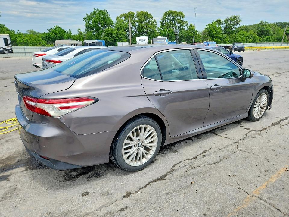 Продажа на аукционе авто 2018 Toyota Camry, vin: 4T1B11HK5JU060542, номер лота: 53272436