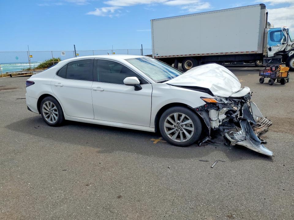 55643906 :رقم المزاد ، 4T1C11AK6NU064135 vin ، 2022 Toyota Camry مزاد بيع