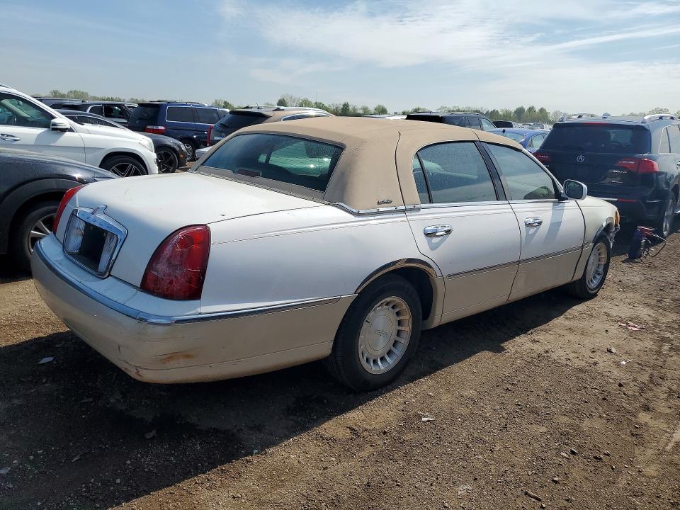 2000 Lincoln Town Car მანქანა იყიდება აუქციონზე, vin: 1LNHM81W8YY798846, აუქციონის ნომერი: 52224226