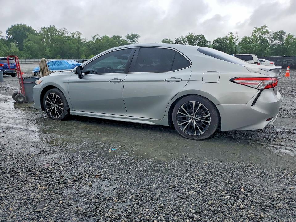54825266 :رقم المزاد ، 4T1B11HK5JU101803 vin ، 2018 Toyota Camry مزاد بيع